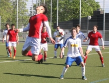 Der SKC Barbaros tat sich gegen die SpVgg Essenheim schwer,  zu Abschlüssen zu kommen. Imram Kuzpinari (l.) versucht einen Einwurf raumbringend per Hinterkopf weiterzuleiten, doch Martin Haag (M.) erwartet den Ball bereits.