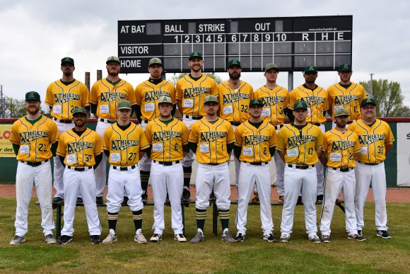 Mit ihrem inzwischen vollständigen Kader wollen die Mainz Athletics auch in Heidenheim reüssieren. Hinten v.l.: Jeff Hunt, Peter Johannessen, Jan-Niclas Stöcklin, Tim Stahlmann, Riley Barr, Yannic Wildenhain, Joshua Little, Zach Johnson. Vorne v.l.: Spielertrainer Max Boldt, Marcel Schulz, Eric Keller, Ben Briggs, Lennard Stöcklin, Kevin Kotowski, Martin Kipphan, Nici Weichert, Kotrainer Randy Ewart. Es fehlt: Timothy Kotowski.