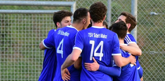 Die Schott-Fußballer können sich freuen: Die formalen Rahmenbedingungen für einen Regionalligaaufstieg sind geschaffen. Den sportlichen Rest müssen sie selbst erledigen.