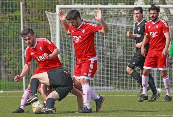 Einen Tiefpunkt erlebte Türkgücü Mainz (l. Kayhan Barlas, M. Spielertrainer Erol Genc) beim 1:9 gegen den FSV Saulheim. Gegen Mitaufsteiger TuS Neuhausen müssen die Mainzer am Sonntag anders auftreten.