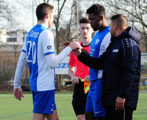 Hat sich aus Mombach verabschiedet: Daniel Kittl (r.) ist nicht mehr Trainer des Verbandsligisten.