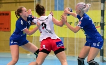 Nur nicht zimperlich sein: Katharina Mack (l.) und Julia Veeck zeigen im gewonnenen Heimspiel gegen den HSV Solingen-Gräfrath, dass sie zupacken können.