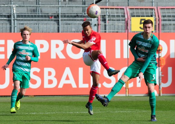 Auch wenn der Abstieg naht: In ihren Leistungen sollen Marcel Costly (M.) und die U23 des FSV Mainz 05 nicht nachlassen.