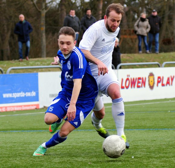 Haut ihn rein in Hauenstein: Maxim Bujnov (l.) schoss die Gonsenheimer zum 1:0-Auswärtssieg.
