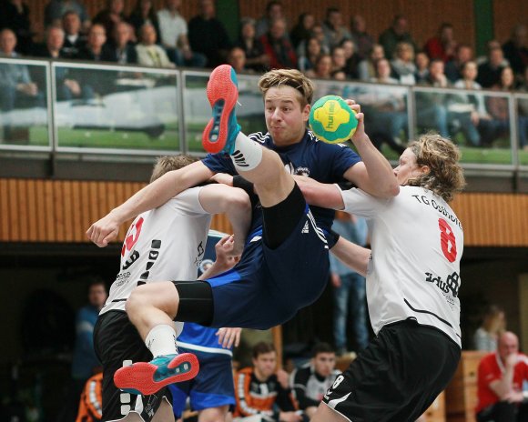 Hoch das Bein: Philipp Kukula wird von der Osthofener Defensive mit dem Ex-Nieder-Olmer Manuel Pfaff (r.) ausgehebelt, kam in der zweiten Halbzeit aber dennoch zu drei wichtigen Treffern