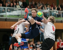 Hoch das Bein: Philipp Kukula wird von der Osthofener Defensive mit dem Ex-Nieder-Olmer Manuel Pfaff (r.) ausgehebelt, kam in der zweiten Halbzeit aber dennoch zu drei wichtigen Treffern