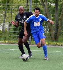 In dieser Szene hält der Mombacher Innenverteidiger Landry Mben den Kreuznacher Mohamed Morchid noch vom Tor fern. Später traf der Gästestürmer zweimal.