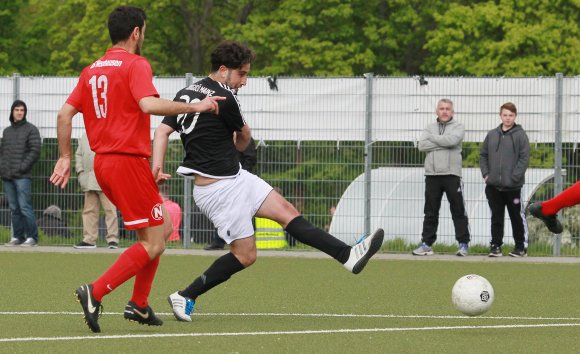 Gökhan Demirci (r.) sorgte mit seinem Treffer zum 3:0 für klare Verhältnisse im Spiel zwischen Türkgücü Mainz und dem TuS Neuhausen..