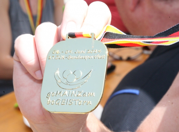 Schnörkellos, einfach glänzend: SG-Handballerin Corinna Vogler präsentiert ihre im Frauenwettbewerb ergatterte Goldmedaille.