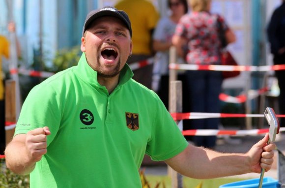 Da kann man sich aber auch mal freuen: Marcel Noack und die Minigolfer des MGC Mainz dürfen nach acht Jahren wieder Bundesligaspiele im Hartenbergpark bestreiten.