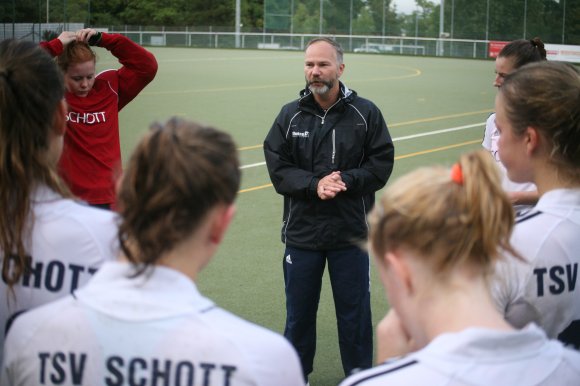 Sie sind wieder draußen: Die Hockeyfrauen des TSV Schott unter  Trainer Martin Knußmann-Siemon beginnen den zweiten Feldrundenteil mit einem Heimspiel gegen die HG Nürnberg.