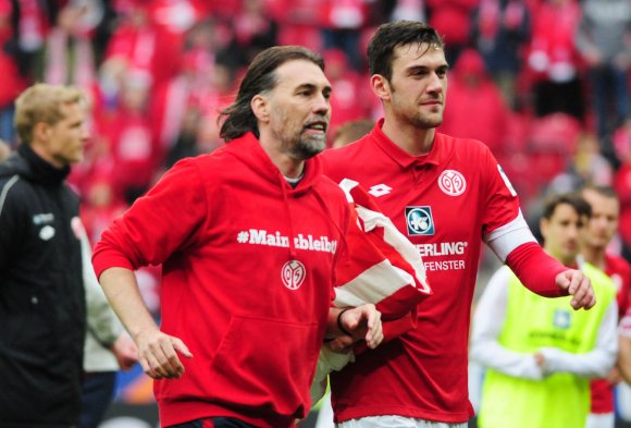 Der Kampf für Martin Schmidt, Stefan Bell und die 05er geht weiter. Am Samstag gegen Borussia Mönchengladbach.