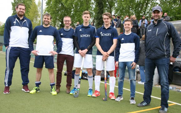 Spielertainer Tobias Jordan (l.) und Kotrainer Franz Tiedt (r.) mit den Neuzugängen zur Feldrunde (v.l.): Torwart Jan Riemer, Jakob Müller, Christoph Kissel, Paul Trense und Daniel Roth.