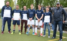 Spielertainer Tobias Jordan (l.) und Kotrainer Franz Tiedt (r.) mit den Neuzugängen zur Feldrunde (v.l.): Torwart Jan Riemer, Jakob Müller, Christoph Kissel, Paul Trense und Daniel Roth.