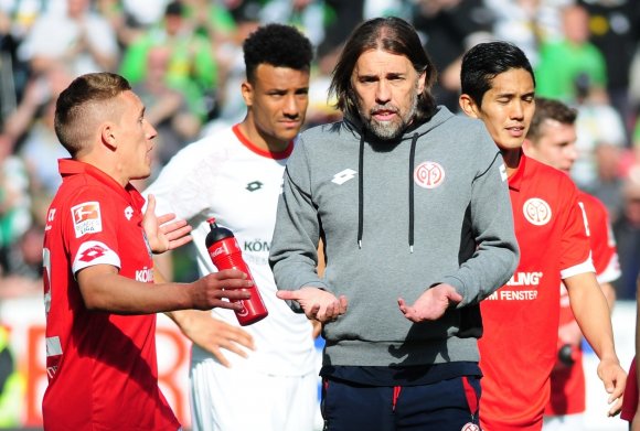 Mit leeren Händen standen Martin Schmidt und seine Kicker am Samstagnachmittag da. Trinkflaschen nicht mitgerechnet.
