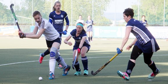 Anna Bankowski sieht sich beim Versuch, den Ball vor das Tor zu schlagen, von zwei Gegenspielerinnen bedrängt. Es war in diesem Spiel kaum möglich, freien Anlaufraum zu bekommen, auch diese Situation verpuffte.