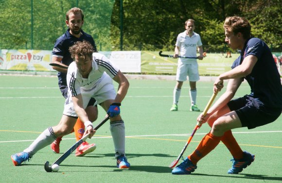 Die Räume waren knapp, das Durchdringen schwierig, Mats Klippert versucht sich hier am Raumgewinn.