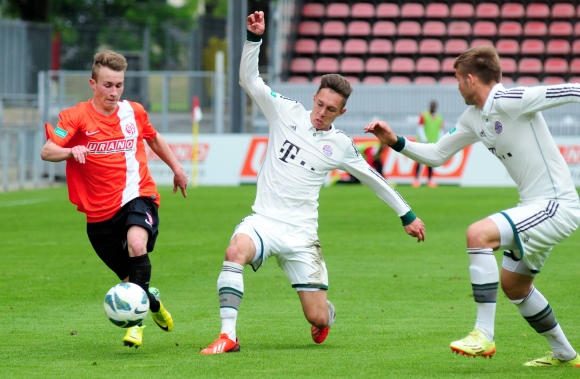 Malte Moos (l.) spielte mit den A-Junioren des FSV Mainz 05 in Ergenzingen ein überzeugendes Turnier.