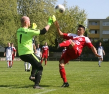 Zunge raus und Bein hoch: Dennis Desousa Oelsner kommt gegen Sebastian Schindler eine Idee zu spät um an den Ball zu gelangen. Später gelang ihm der Führungstreffer für die Weisenauer.