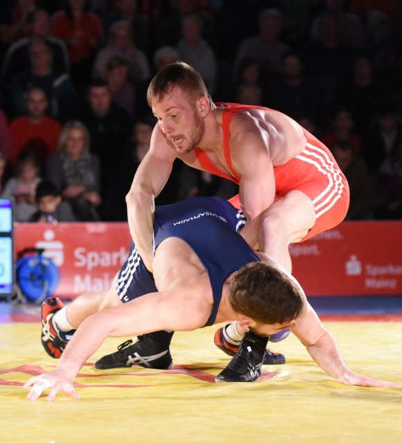 Bei der DM bekam Daniel Meiser (rotes Trikot) es zum fünften Mal mit dem Köllerbacher Marc-Antonio von Tugginer (unten) zu tun, zum fünften Mal verließ er die Matte als Sieger.