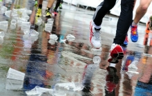 In kleinen Mengen trinken ist wichtig. Bei einem Wetter wie 2014 reicht es wahrscheinlich, mit offenem Mund zu laufen.