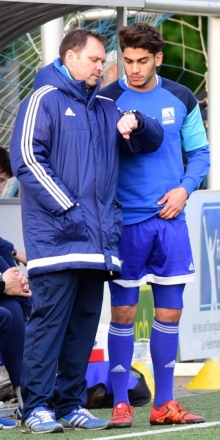 Sie sagen es zwar nicht, aber wahrscheinlich zählen sie beim TSV Schott (hier: Trainer Sascha Meeth und Khaled Abou Daya) schon die Minuten, die es noch bis zum Titelgewinn dauert.