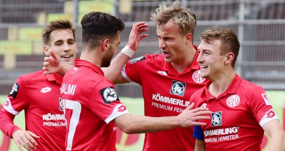 Noch einmal so wie gegen den Halleschen FC und dann nochmal und nochmal: In den letzten drei Saisonspielen wird seine Mannschaft mit Lust und Leidenschaft um drei weitere Erfolgserlebnisse kämpfen, ist Trainer Sandro Schwarz überzeugt. Selbst, wenn am Wochenende der Abstieg rechnerisch feststehen sollte.