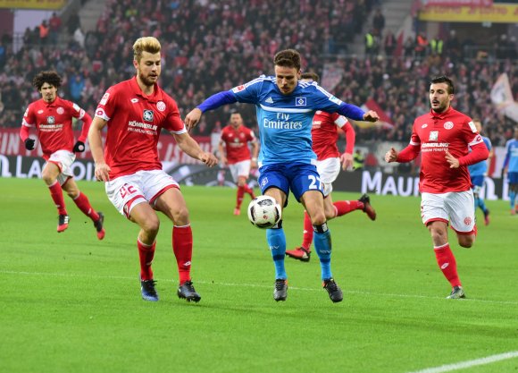 m Hinrundenspiel schlugen die 05er (l. Alex Hack, r. Giulio Donati) den HSV mit dem Ex-Mainzer Nicolai Müller mit 3:1.