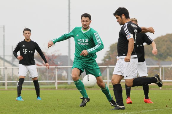 Das Hinrundenspiel in Zornheim gewann Türkgücü (r. Erol Genc, gegen Manuel Henss) mit 2:0.