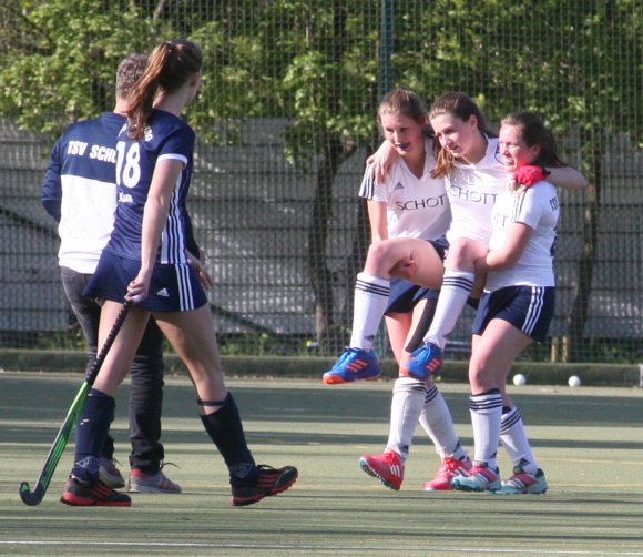 Michelle May konnte das Feld bei der Jahrespremiere gegen die HG Nürnberg nicht auf eigenen Füßen verlassen. Auch in Frankenthal verhindert der Balltreffer am Knie noch ihren Einsatz.