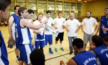 In seinem letzten Einsatz für das Mainzer Uni-Team versuchte Christian Zander (l.) seine Mitspieler in einer Auszeit zu einer besseren Verteidigung zu überreden.