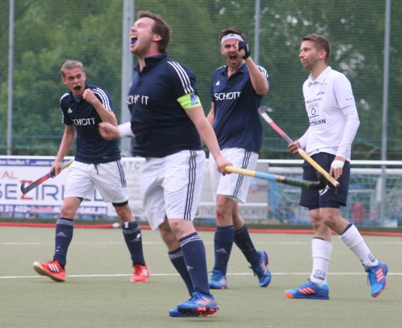 Der Bann ist gebrochen: Im dritten Feldrundenspiel des Jahres gelang Kapitän Alexander Hemmersbach endlich der erste Treffer aus einer Kurzen Ecke. Tilman Nagel (l.) und Maximilain Roth (2.v.r.) zeigen vor Begeisterung über den Anschlusstreffer zum 1:2 die Faust.