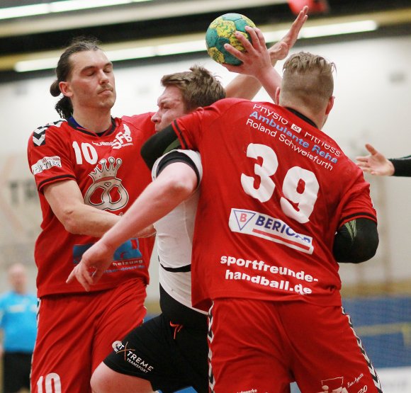 Keine Chance dem Gegner: Lukas Scheer (l.) und Kevin Knieps machen in der Deckung ihren Job.