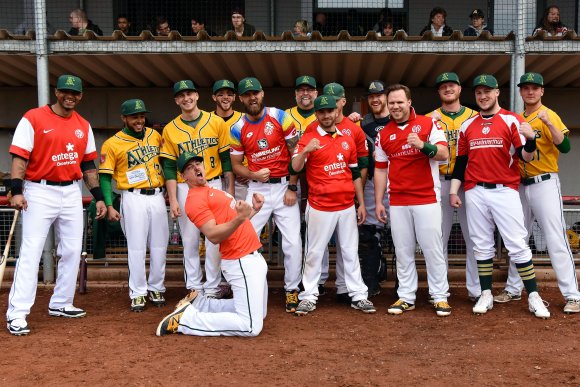 Mainzbleibt1: Nach ihren beiden Siegen gegen die Regensburg Legionäre drücken die A's den 05ern die Daumen für einen Sieg in Hamburg.