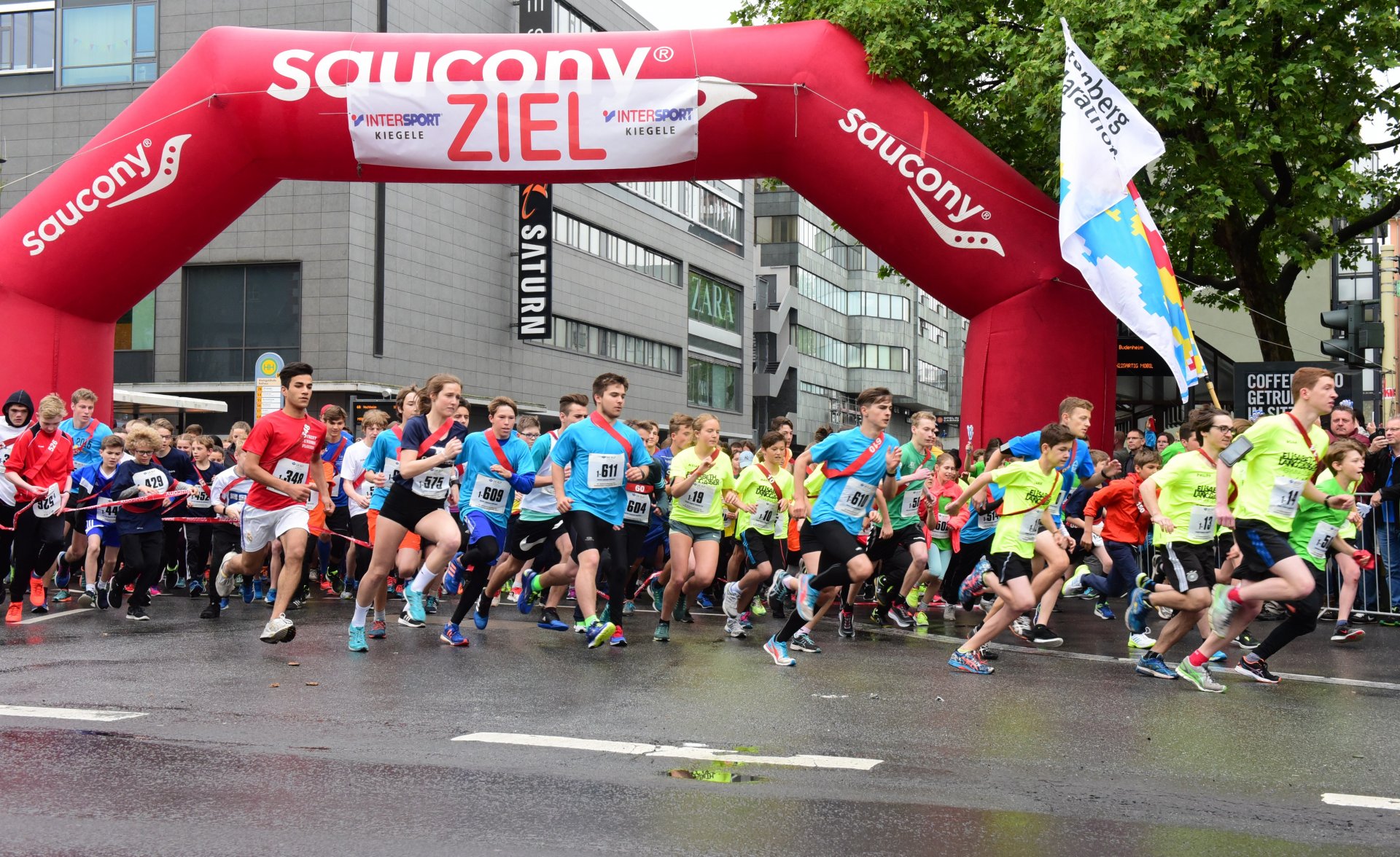 Sie hatten's eilig: die Startläufer der Ekiden-Schülerstaffeln.