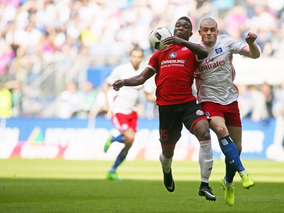 Jhon Corodba lieferte sich einige heiße Duelle mit Kyriakos Papadopoulos. Am Hamburger Innenverteidiger kam der 05-Stürmer mehrmals vorbei, an Torwart Christian Mathenia nicht.