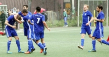 Einen kalten Schauer gab es wetterbedingt für beide Teams bei diesem Landesligavergleich. Doch Ruben Grundei (l.) sorgte durch sein 3:2 dafür, dass die Weisenauer zusätzlich wie die begossenen Pudel dastanden.