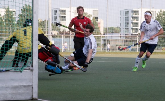 Beim Feldrunden-Heimdebüt im September hatte der TSV Schott (vor dem Tor: Martin Volkmar) überhaupt keine Probleme mit dem SC Frankfurt 1880 2 und siegte 8:1. Inzwischen stellen die Hessen eine deutlich verbesserte Reservemannschaft, so dass die Mainzer mit ihrem 2:1-Auswärtserfolg zufrieden sein können.