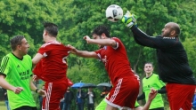 An diesen Ball kommt der Zornheimer Torwart Jaime Hosefelder vor Erol Genc. Beim Anschlusstreffer des Türkgücü-Spielertrainers in der 75. Minute monierte er (vergeblich) ein Handspiel der Gastgeber.