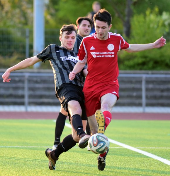 Felix Hoppe (l., hier im Spiel gegen die TSG Pfeddersheim II) und der FSV Nieder-Olm stehen gegen den SV Guntersblum stärker unter Druck als die Gäste.