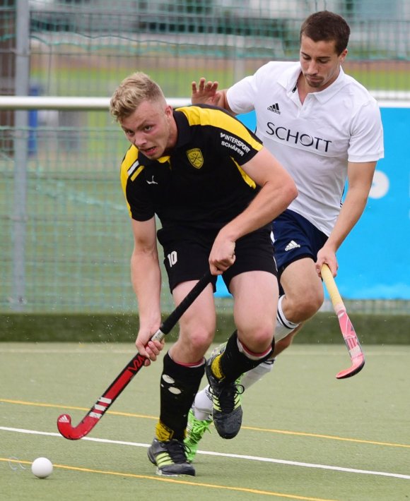 Als der Fluch wirkte: Lennart Baus läuft dem Alzeyer Christian Hannemann hinterher. Im jüngsten Heimspiel setzte es für den TSV Schott gegen den rheinhessischen Konkurrenten eine 3:4-Niederlage.