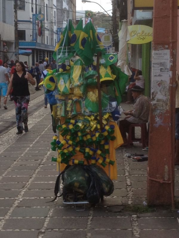 Von überbordendem Interesse der Brasilianer an der WM ist noch nichts zu spüren. Immerhin trifft man ab und an auf einen Verkaufsstand mit Fan-Utensilien.