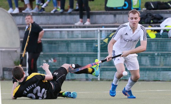 Max Dürkop reagierte richtig, als überraschend ein weiter Schlag von Alexander Hemmersbach das gesamte Feld entlang lief und ungehindert bei ihm ankam, der Stürmer brachte den TSV kurz nach der Pause mit 2:1 in Führung.