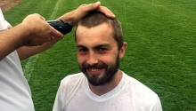 Er hat die (restlichen) Haare schön: Kapitän Marco Senftleben begab sich in die Hände von Hairkiller Necmi Gür.