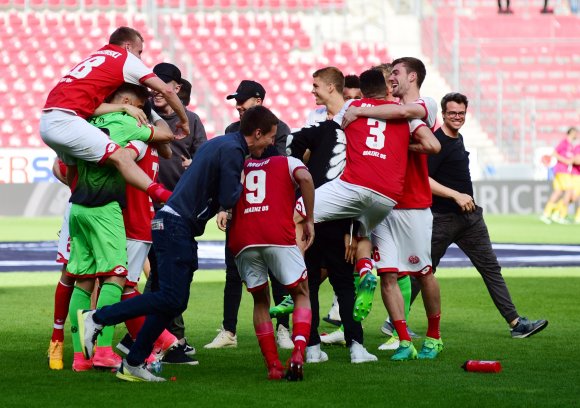 Eben ist es klar: In Wolfsburg ist Schluss, der VfL hat nicht gewonnen, und die 05er sind gerettet.