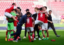 Eben ist es klar: In Wolfsburg ist Schluss, der VfL hat nicht gewonnen, und die 05er sind gerettet.