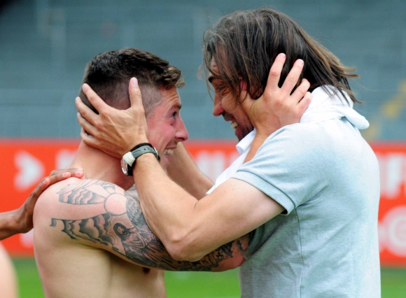 Steven Lewerenz (hier mit Trainer Martin Schmidt) verabschiedet sich nach dem größten Erfolg der 05-Amateure: dem Aufstieg in die Dritte Liga.