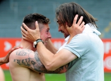 Steven Lewerenz (hier mit Trainer Martin Schmidt) verabschiedet sich nach dem größten Erfolg der 05-Amateure: dem Aufstieg in die Dritte Liga.