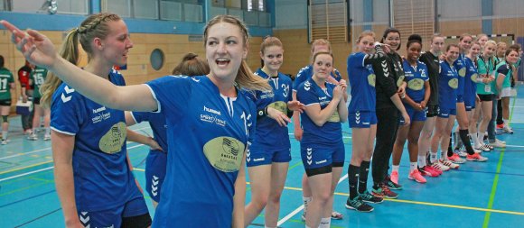 Handball ade: Vanessa Graf beendet nach elf Jahren bei der SG Bretzenheim ihre Laufbahn und wurde nach dem letzten Saisonspiel der Oberligamannschaft gebührend verabschiedet.