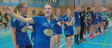Handball ade: Vanessa Graf beendet nach elf Jahren bei der SG Bretzenheim ihre Laufbahn und wurde nach dem letzten Saisonspiel der Oberligamannschaft gebührend verabschiedet.